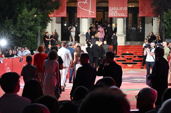 Otvoren 31. Sarajevo film festival: Crvenim tepihom svečano prošetali poznati umetnici i glumci