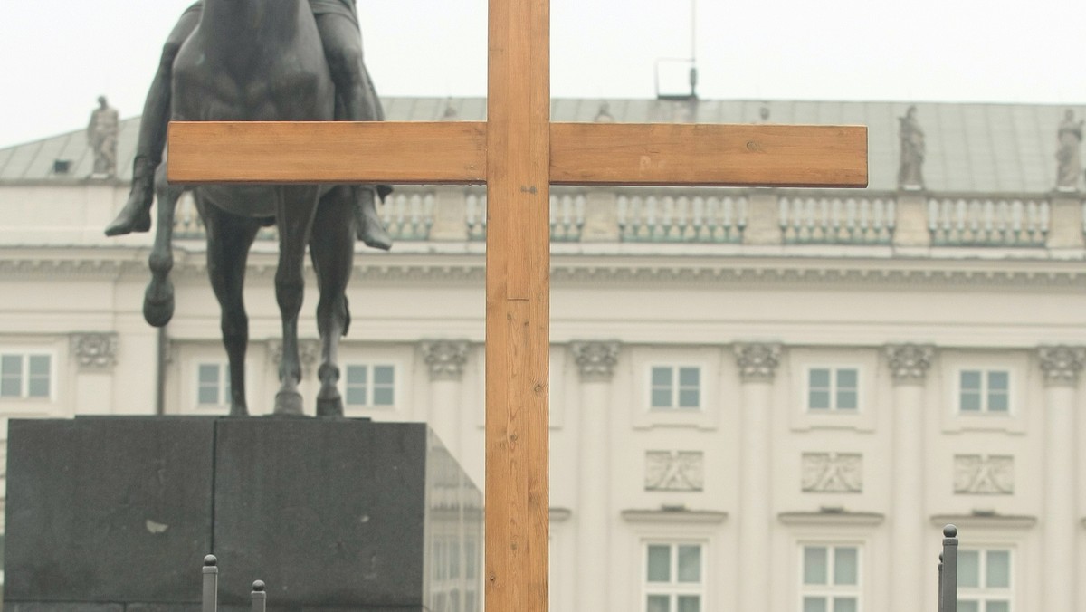 Prezes Prawa i Sprawiedliwości Jarosław Kaczyński złożył pod krzyżem przed Pałacem Prezydenckim na Krakowskim Przedmieściu wieniec w piąty miesiąc od katastrofy prezydenckiego samolotu Tu-154 w Smoleńsku. Delegacja z udziałem szefa PiS została wpuszczona pod krzyż przez gmach Pałacu Prezydenckiego. Następnie odmówiono modlitwę. Podczas drogi Kaczyńskiego słychać było okrzyki "Tu jest Polska!", "Jarosław!".