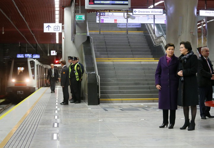 Ewa Kopacz i Hanna Gronkiewicz-Waltz w oczekiwaniu na pociąg