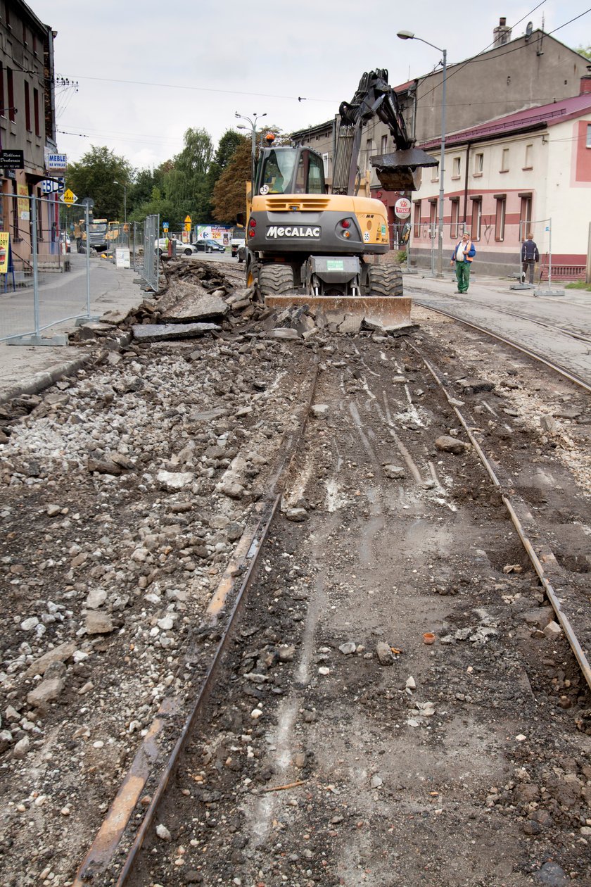 Zerwana nawierzchnia na ul. Obrońców Westerpaltte w Katowicach