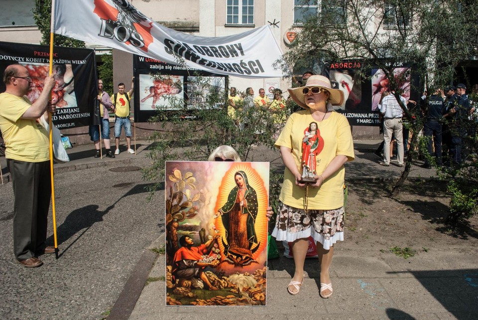 Dwie manifestacje pod porodówką w Gdańsku. "Zygotarianie do domu" kontra "tu zabija się nienarodzone dzieci"