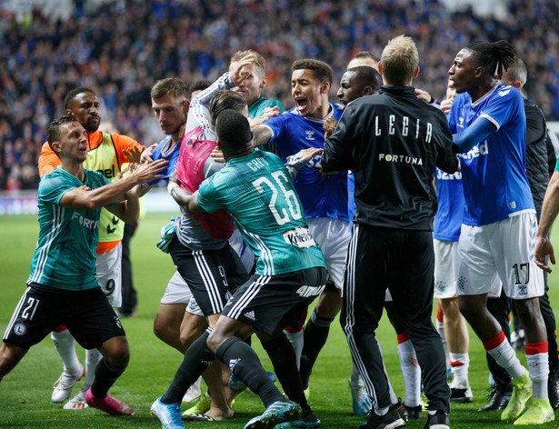 Zachowanie piłkarzy największym problemem futbolu. Kibice nie lubią gry na czas, symulowania i dyskusji z arbitrami