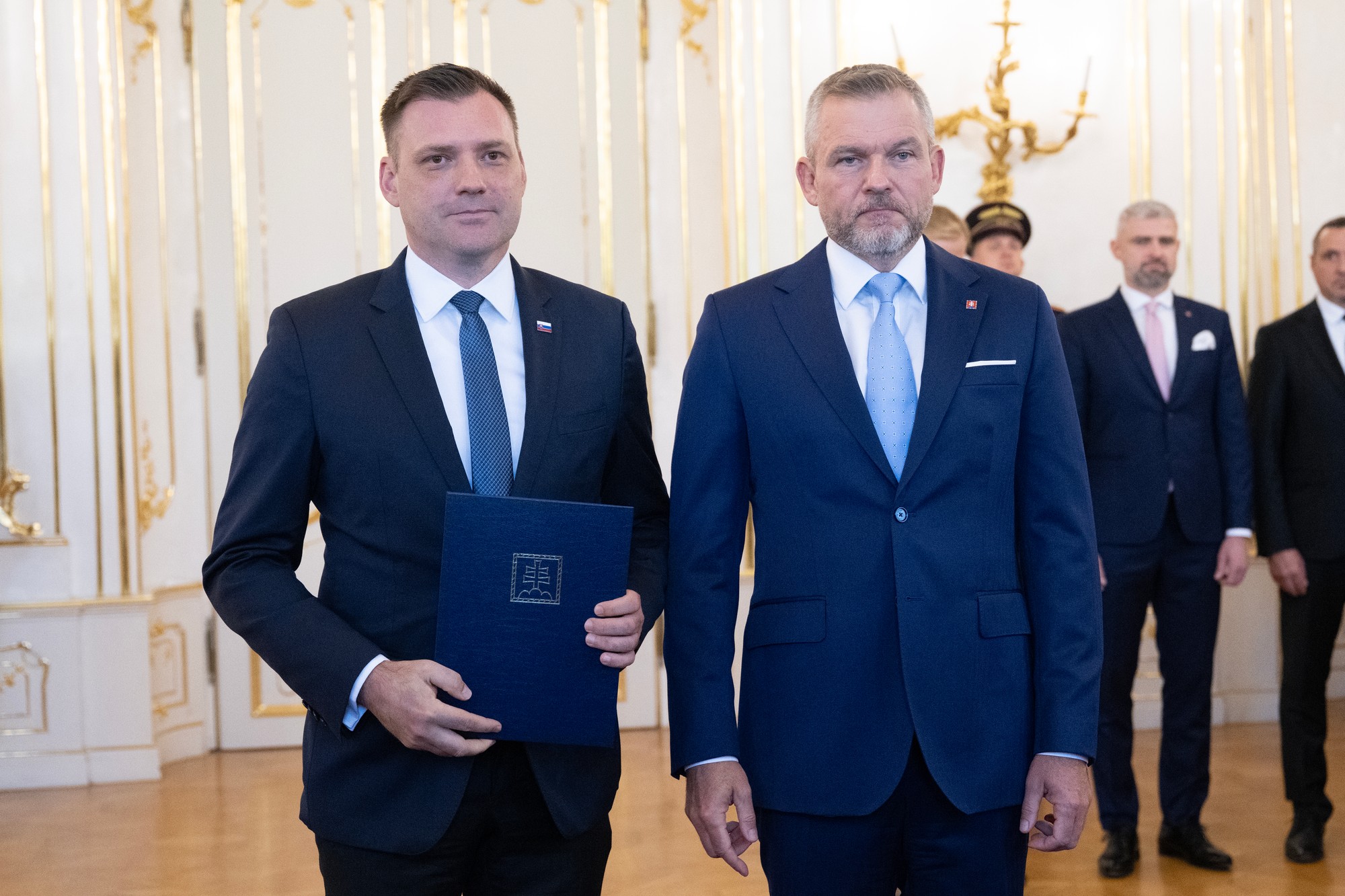 Bývalý minister životného prostredia (MŽP) SR Tomáš Taraba (vľavo), ktoré z funkcie odvolal prezident SR Peter Pellegrini (vpravo) v Prezidentskom paláci v Bratislave v stredu 30. septembra 2026.