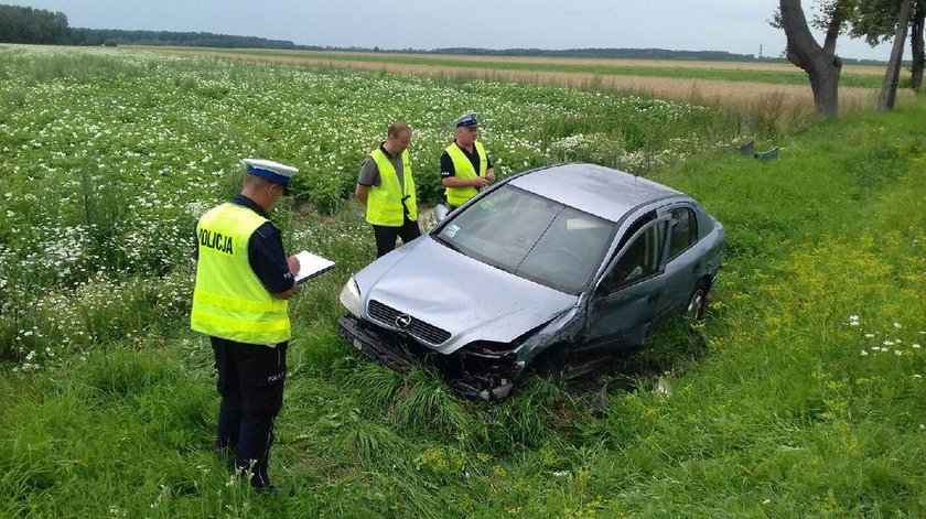 W miejscowości Jeziory doszło do groźnego wypadku bus zderzył się z osobówką