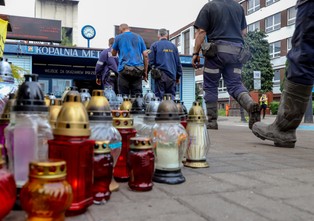 JSW: Ratownicy w Zofiówce wciąż wypompowują wodę z zalewiska