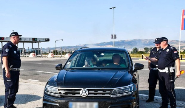 Brzom reakcijom policijske patrole spasen je muškarac koga je dva puta ujela zmija