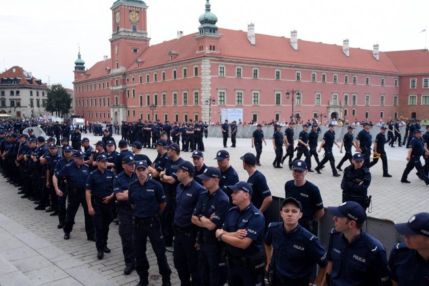 Kordon policji podczas obchodów miesięcznicy smoleńskiej