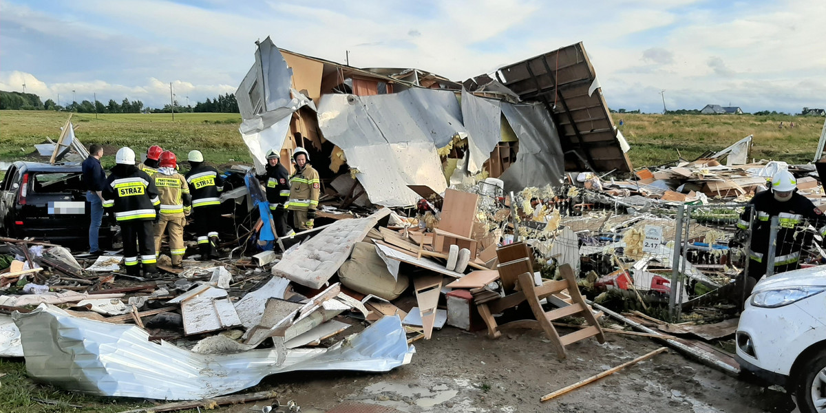 Trąba powietrzna porwała 8 domków holenderskich w Ustroniu Morskim. Są ranni