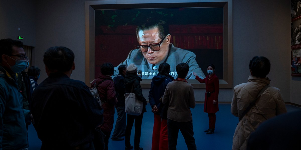 Były prezydent Chin Jiang Zemin widoczny na filmie w Muzeum Komunistycznej Partii Chin w Pekinie. 16 grudnia 2021 r.