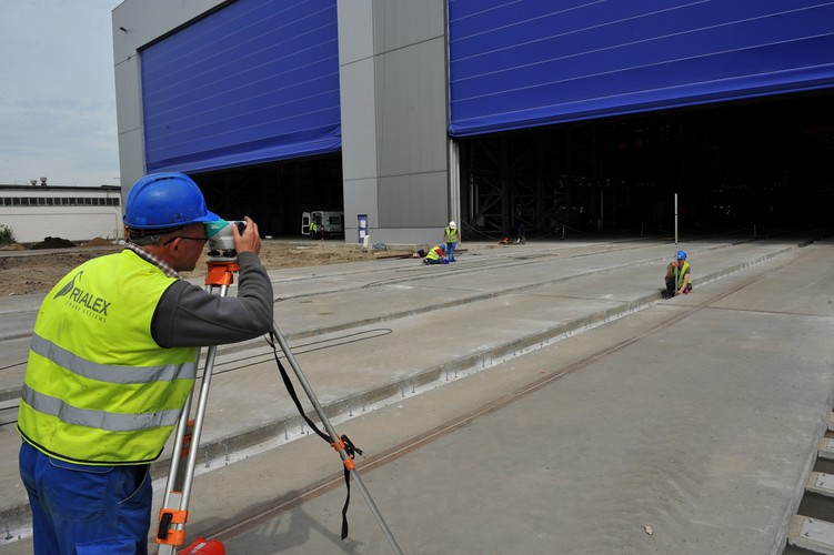 Nowy zakład produkcyjny znajduje się na terenie o powierzchni 220 tys. m2, z czego ok. 100 tys. m2 przeznaczone jest pod produkcję. To właśnie tu znajduje się największa hala produkcyjna w Polsce. Docelowo ma mieć szerokość ponad 100 m,i długość 240 m i wysokość 42 m.
<br><br>fot. (mgo) PAP/Marcin Bielecki