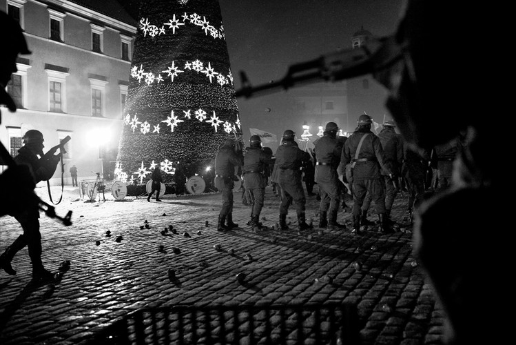 Rekonstrukcja walk z ZOMO na Placu Zamkowym