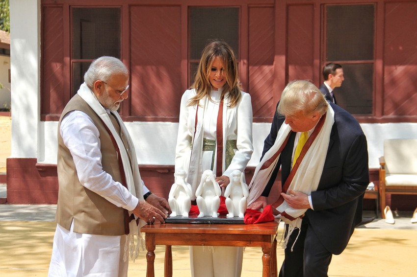 Modi Trampu poklonio skulpturu tri majmuna