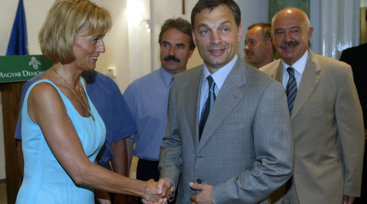 2003 - Orbán Viktor kezet fog Dávid Ibolyával / Fotó: Korponai Tamás