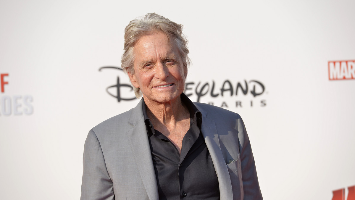 "Nagi instynkt", "Gra", "Upadek", "Wall Street", "Fatalne zauroczenie"... Michael Douglas to żywa legenda Hollywood. Z nami rozmawia o niechęci do rozgrzebywania przeszłości, pracy na tle zielonego ekranu, uwielbieniu dla Michelle Pfeiffer i, oczywiście, swoim nowym filmie. W piątek, 3 sierpnia Michael Douglas powrócił jako genialny naukowiec Hank Pym w "Ant-Manie i Osie".