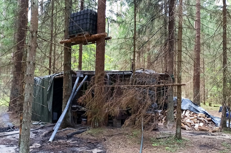 Funkcjonariusze KAS zlikwidowali leśną bimbrownię pod Gródkiem na Podlasiu