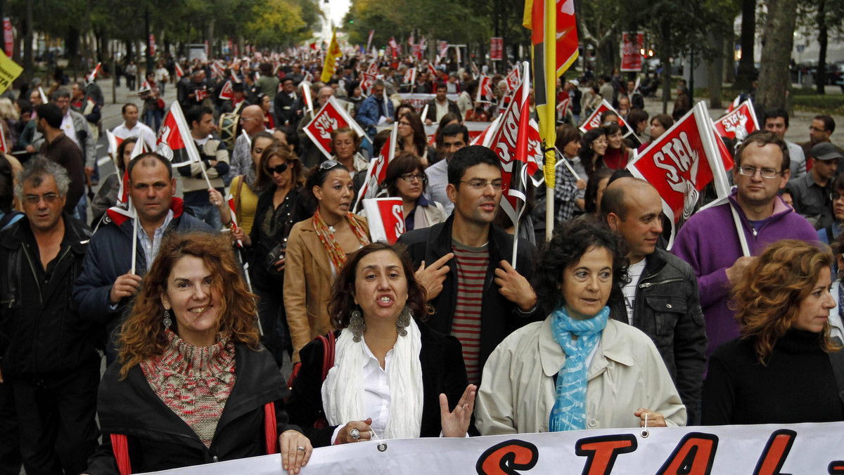 Kilkadziesiąt tysięcy portugalskich urzędników demonstrowało w sobotę w Lizbonie przeciwko cięciom płacowym, przewidzianym w projekcie budżetu na 2012 rok.