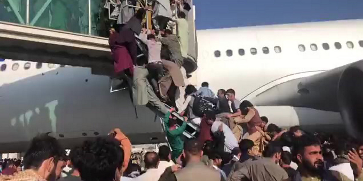 Kabul. Chaos na lotnisku. W tle słychać strzały i krzyk ludzi.