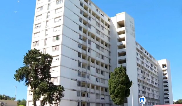 Zgrada sa koje je skočila majka sa troje dece