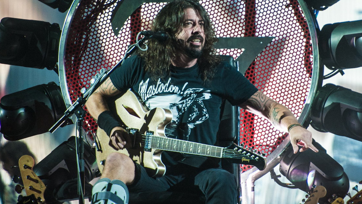 Foo Fighters wnieśli do sądu oskarżenie przeciwko firmie ubezpieczeniowej Lloyd's. Gigant rynku ubezpieczeniowego ma za sobą 328-letnią tradycję i ubezpieczanie m.in. nóg Marlene Dietrich czy Tiny Turner. Znajomi przedstawiciele branży muzycznej Foo Fighters jednogłośnie stwierdzili, że zespół powinien otrzymać odszkodowanie ze względu na umowę, która obejmowała odwołane z przyczyn niezależnych od zespołu koncerty z trasy w 2015 roku.