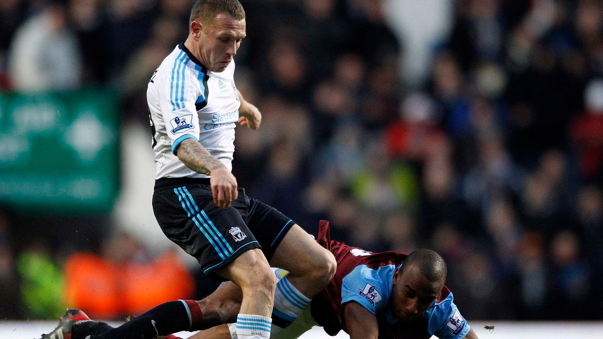 Drużyna Queens Park Rangers przegrała z Manchesterem United 0:2 (0:1), a Aston Villa uległa w takim samym stosunku The Reds w meczach 16. kolejki Premier League.