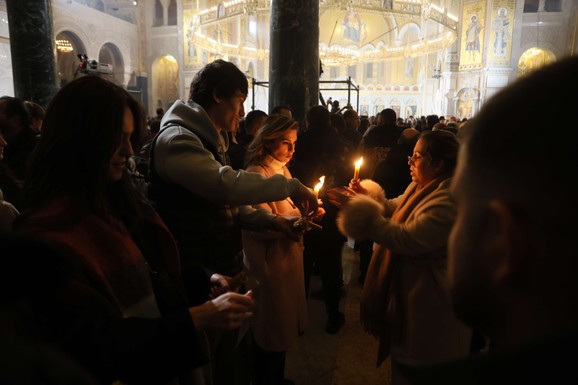 VASKRŠNJA LITURGIJA U HRAMU SVETOG SAVE Okupio se veliki broj vernika, među njima i ministar policije Ivica Dačić (FOTO)
