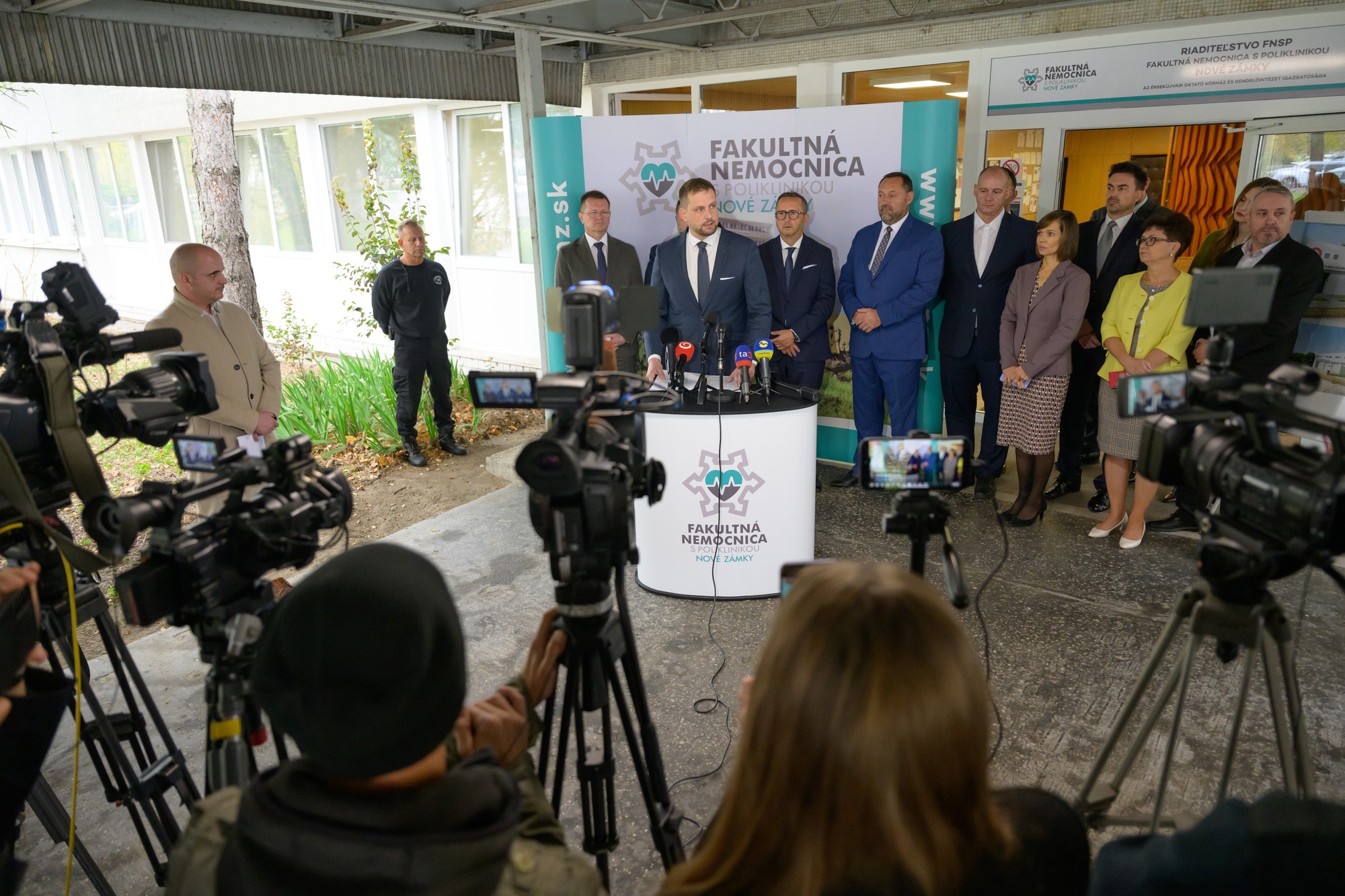 Minister zdravotníctva Kamil Šaško sa účastní na oficiálnom otvorení výstavby staníc záchrannej zdravotnej služby financovaných z Plánu obnovy v areáli Fakultnej nemocnice s poliklinikou v Nových Zámkoch.