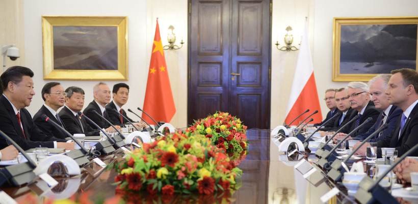 Prezydent Andrzej Duda i przewodniczący Chińskiej Republiki Ludowej Xi Jinping podczas rozmów plenarnych delegacji w Pałacu Prezydenckim w Warszawie.