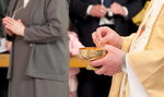 Zakażeni księża podawali komunię wiernym. Sanepid szuka uczestników mszy w kościele w Sułowie