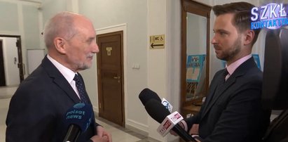 Macierewicz się zaciął przed kamerą. Dziennikarz zachował poważną minę