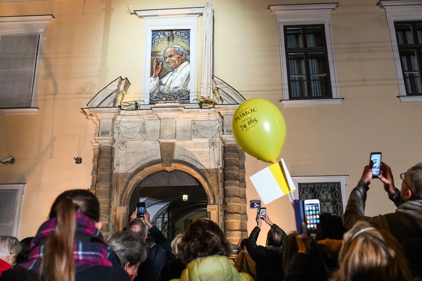 Odrestaurowane Okno Papieskie na Franciszkańskiej