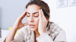 Komoly problémákat jelezhet a fejfájás - ez állhat a hátterében