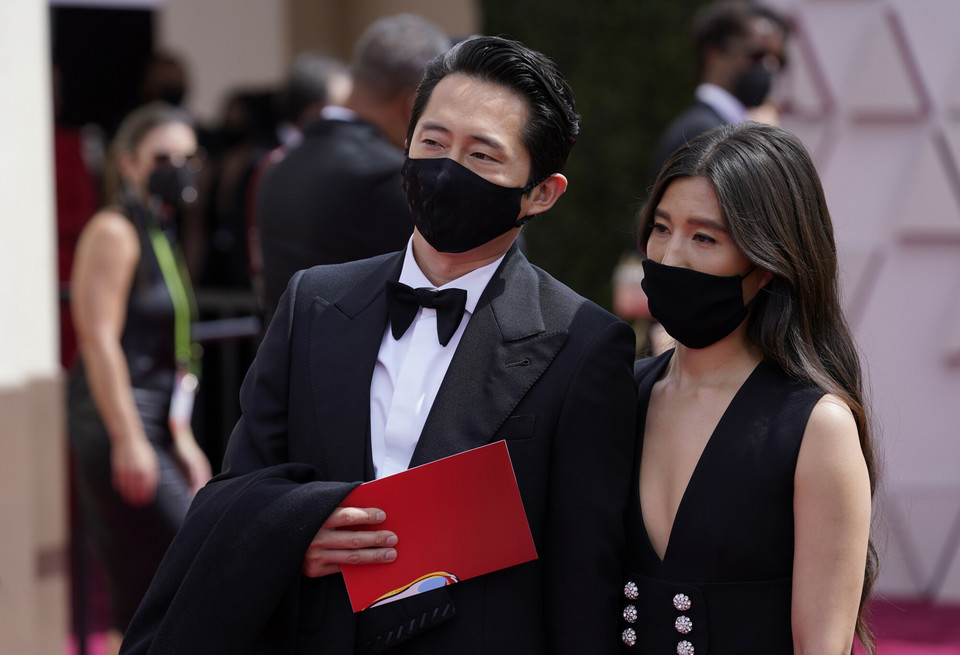 Steven Yeun oraz Joana Pak na czerwonym dywanie