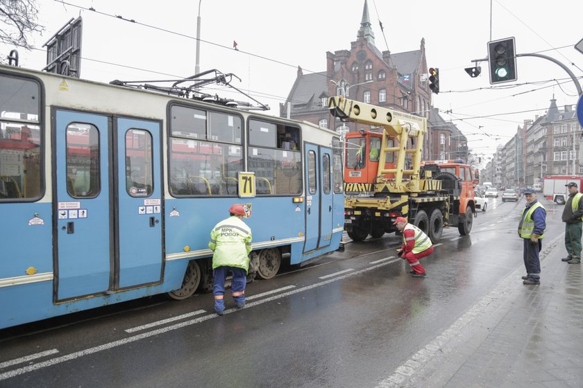 Dźwig podnosi wykolejony tramwaj