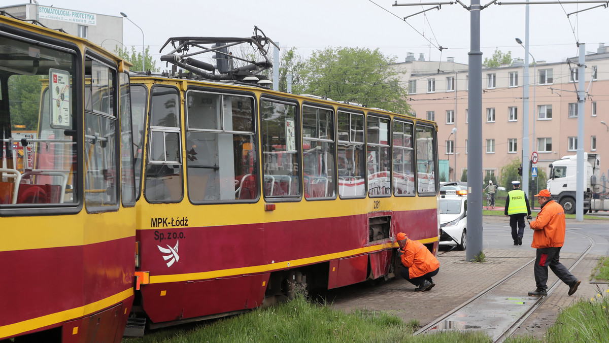 Prokuratura wyjaśnia okoliczności wykolejenia się tramwaju, do którego doszło dzisiaj przy ulicy Zgierskiej w Łodzi – poinformował rzecznik prasowy Prokuratury Okręgowej w Łodzi Krzysztof Kopania. Wagon uderzył w słup sieci trakcyjnej. W wypadku poszkodowanych zostało pięciu pasażerów.