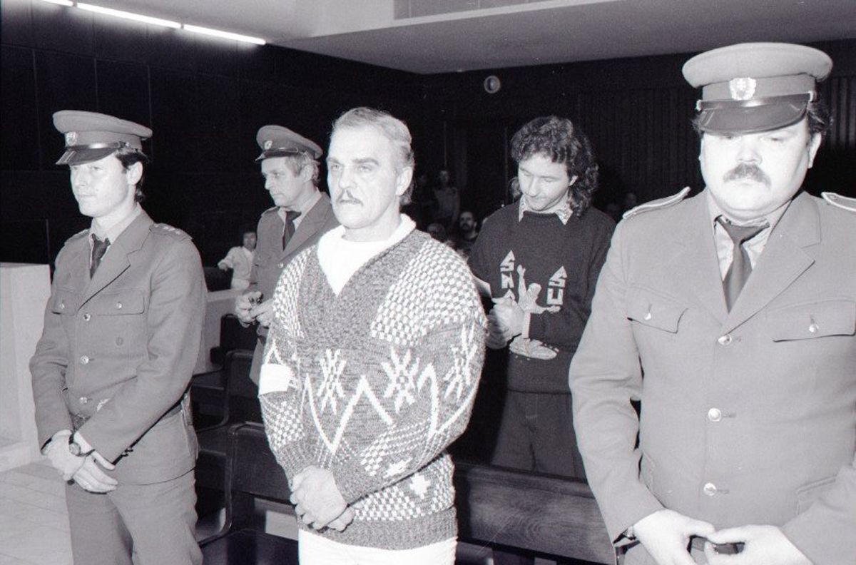 Na archívnej snímke zo 17. januára 1992 obžalovaní Ján Molnár (uprostred v popredí) a Ľubor Masár (uprostred v pozadí), ktorých  Mestský súd v Bratislave na hlavnom pojednávaní odsúdil na mimoriadny trest - doživotie, s výkonom v tretej nápravnej skupine.