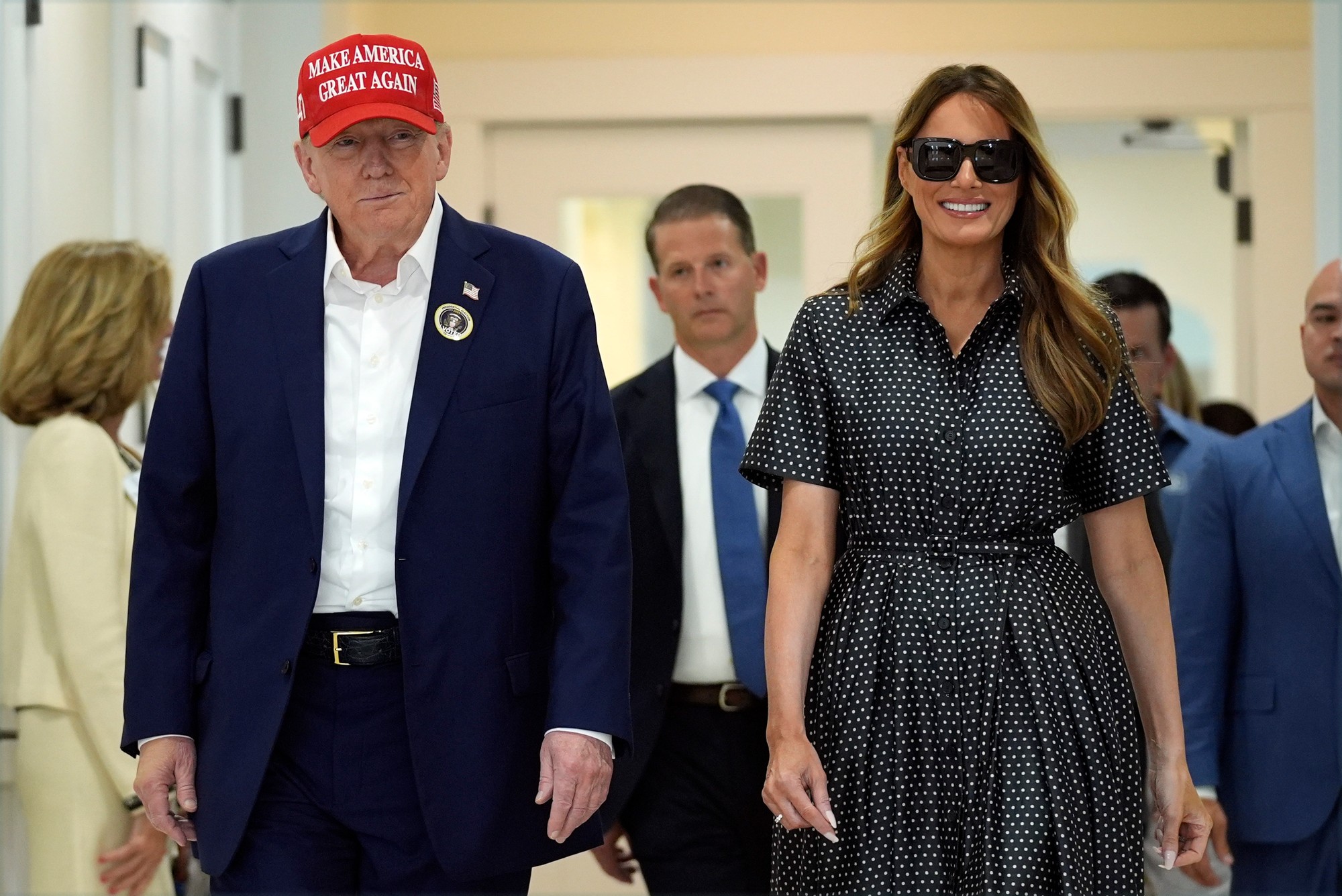 Prezidentské voľby v USA: Donald Trump a jeho manželka Melania Trump odchádzajú z volebnej miestnosti v Palm Beach v utorok 5. novembra 2024.