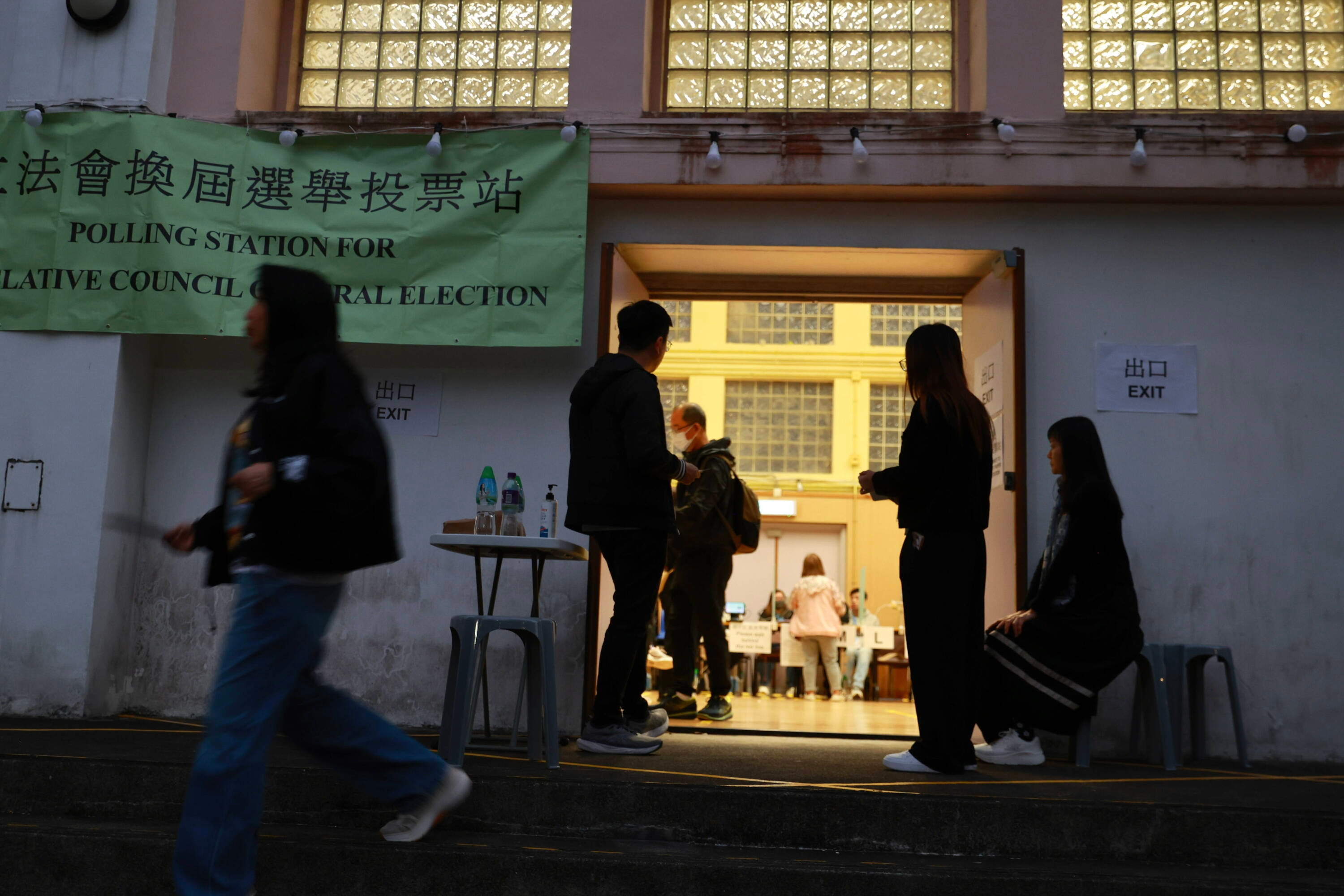 Hongkong kusi wyborców: darmowe wejścia, zniżki - i aresztowania