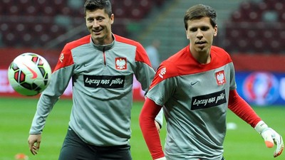 Robert Lewandowski i bramkarz Wojciech Szczęsny