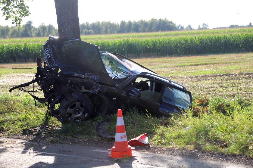 Horror na drodze. Z auta wypadł silnik