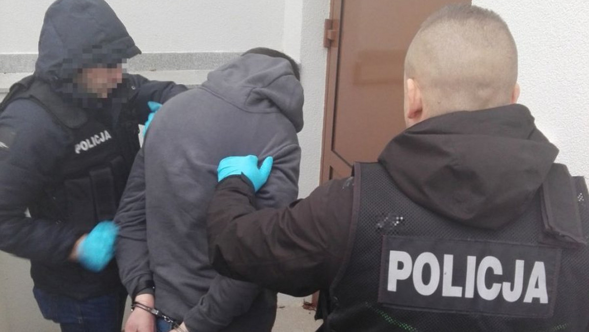 Spore kłopoty czekają 30-letniego mieszkańca gminy Masłów, który został wczoraj zatrzymany przez kieleckich policjantów. Mężczyzna najpierw próbował ukraść kilkadziesiąt opakowań kawy, a później groził sklepowemu ochroniarzowi nożem. Agresywny 30-latek został szybko obezwładniony przez funkcjonariuszy i trafił do policyjnej celi.