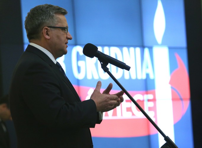 Prezydent Bronisław Komorowski podczas uroczystości wręczenia odznaczeń państwowych działaczom opozycji antykomunistycznej i osobom zasłużonym dla przemian demokratycznych w Polsce