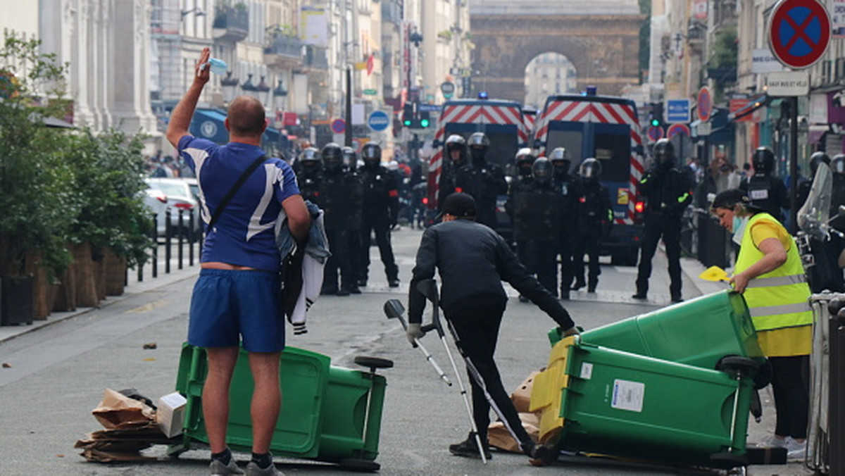 Paryż: protesty przeciw paszportom covidowym