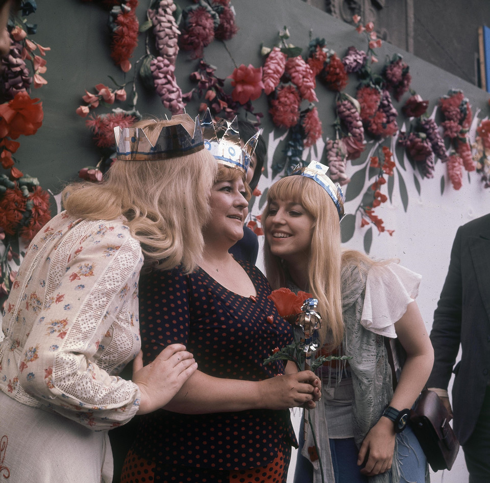Danuta Rinn (obok widoczna Maryla Rodowicz) koronowana na Miss Obiektywu w Opolu (1974)