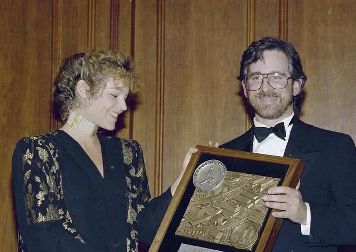 Steven Spielberg rozwiódł się z Amy Irving dlatego, że poznał Kate Capshaw. Amy dostała 100 milionów dolarów.
