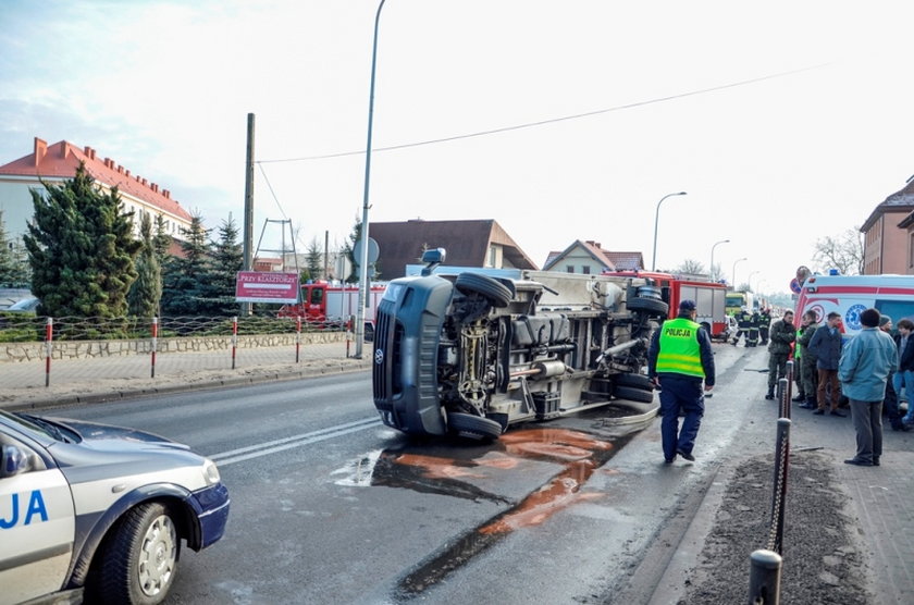 Nastolatek wymusił pierwszeństwo. Auto dostawcze wylądowało na boku