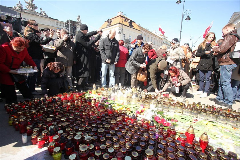 Cymanski ostro o wyrzucani palcych się zniczy