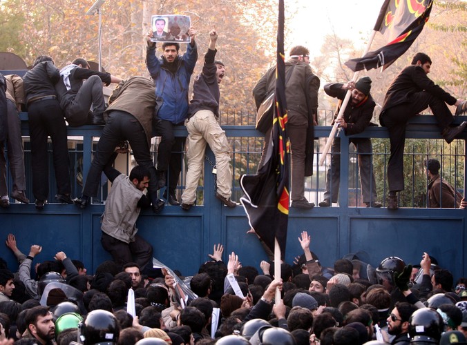 Irańscy studenci  szturmują ambasadę Wielkiej Brytanii w Teheranie