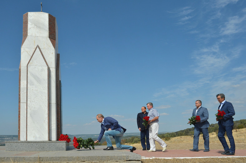 Prezydent Rosji Władimir Putin i były premier Włoch Silvio Berlusconi składają kwiaty pod pomnikiem żołnierzy z Sardynii poległych w wojnie krymskiej, 11 września 2015 r.