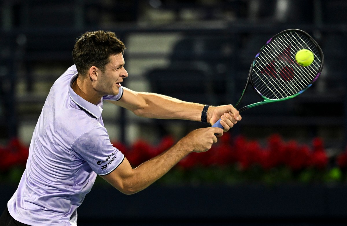 epa10495886 Hubert Hurkacz of Poland plays a return during his round of 32 match against Alexander Shevchenko of Russia at the Dubai Duty Free Tennis ATP Championships 2023 in Dubai, United Arab Emirates, 28 February 2023. EPA/Yoshua Arias Dostawca: PAP/EPA.