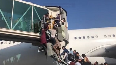 Dramatyczne nagrania z lotniska w Kabulu. Strzały i doniesienia o ofiarach